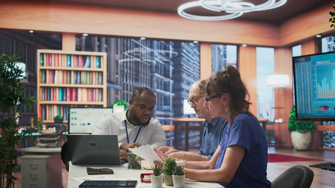 Ältere Menschen, die bei einem Finanzexperten professionellen Rat einholen.